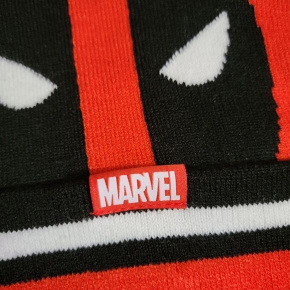 Marvel X Lids Exclusive Deadpool Beanie Hat Red Black White Cable Knit New - Picture 2 of 6